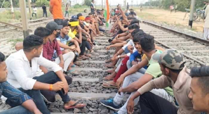 बिहार : अग्निपथ के विरोध में रेलवे बना निशाना, 60 से अधिक ट्रेन की बोगी क्षतिग्रस्त, 10 इंजनों में लगाई आग